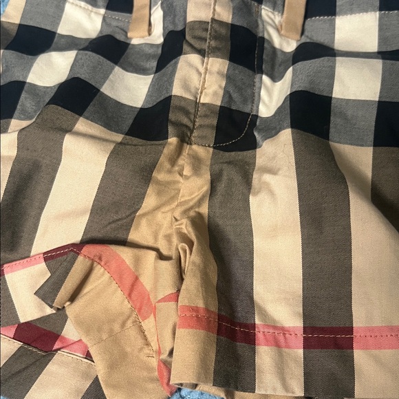 Plaid Burberry Shorts with Red Accent - Picture 4 of 5